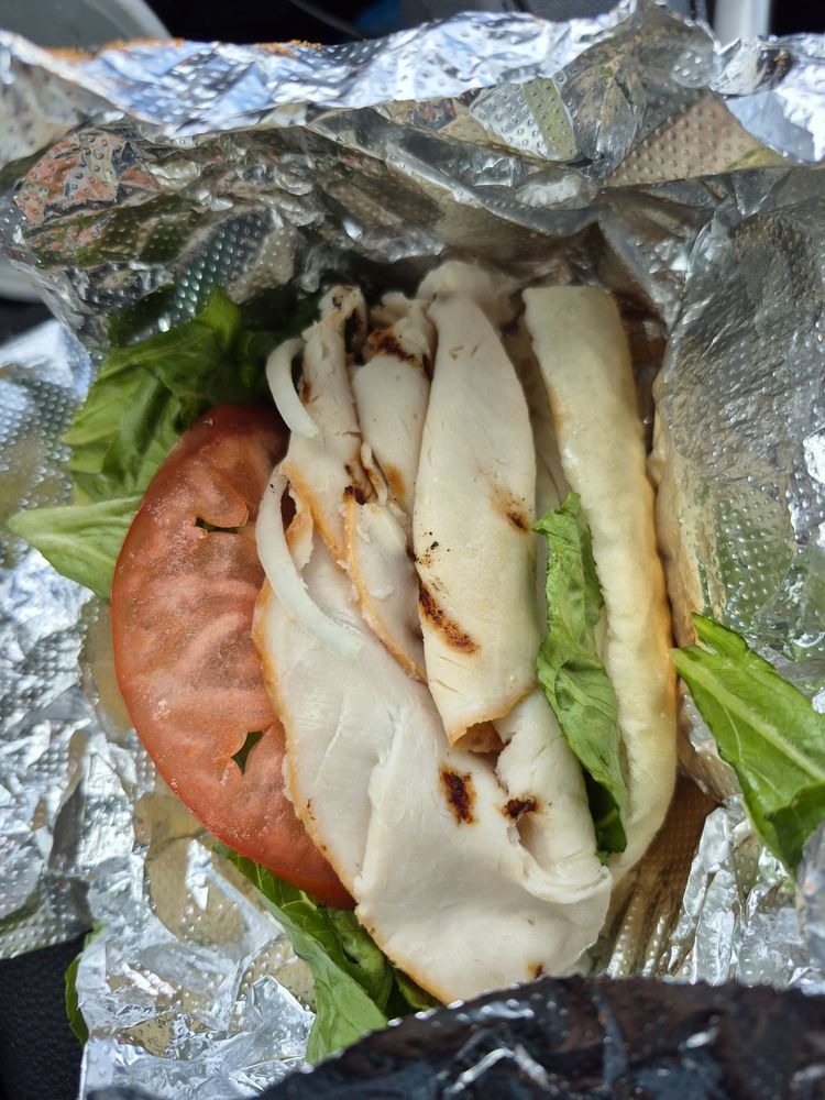 Pit turkey sandwich with lettuce and tomato